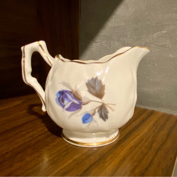 Aynsley England creamer - Picture 2 of 4